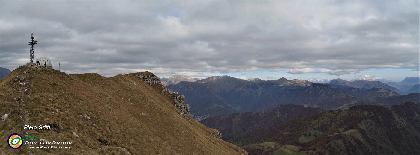 78 Vista panoramica dal Due Mani ad est verso Cima di Muschiada.jpg